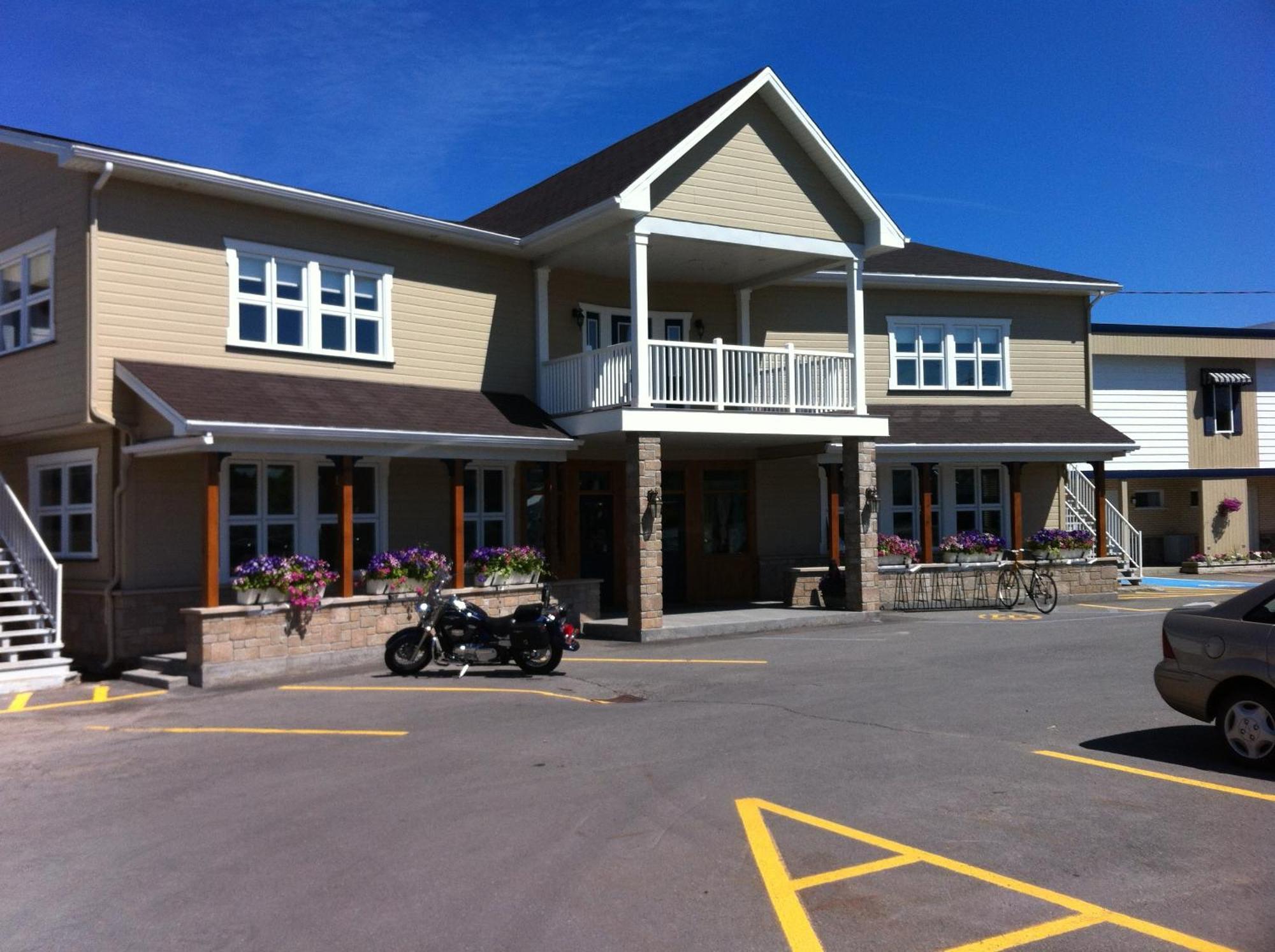 Le Gaspesiana Hotel Sainte-Flavie Bagian luar foto
